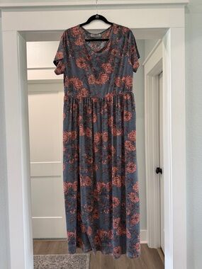 Floral Short-Sleeve Maxi Dress w/Pockets in Gray with Pink Blooms